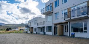 格仑达积图Hafnir的一系列公寓楼,背景是群山