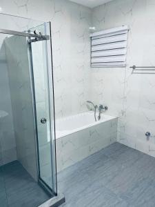 Ένα μπάνιο στο 3 Bedroom Luxury Home with an Office