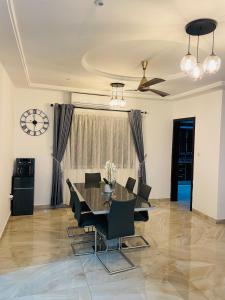 Χώρος καθιστικού στο 3 Bedroom Luxury Home with an Office