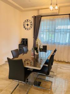 Χώρος καθιστικού στο 3 Bedroom Luxury Home with an Office +22 φωτογραφίες