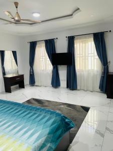 Ένα ή περισσότερα κρεβάτια σε δωμάτιο στο 3 Bedroom Luxury Home with an Office