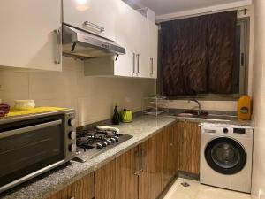 Η κουζίνα ή μικρή κουζίνα στο Modern apartment, 2 minutes walk to the beach