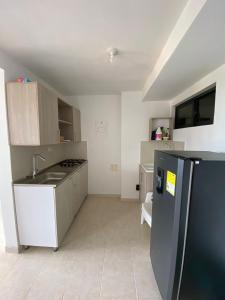 eine Küche mit Spüle und Kühlschrank in der Unterkunft Apartamento en bello horizonte in Playa Dormida