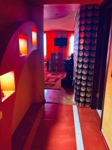 ポティにあるApartment in potiのワイン樽がたくさんある部屋のある廊下