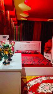 ポティにあるApartment in potiのベッドとおもちゃのフィギュアが置かれた寝室
