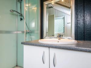 un baño con lavabo y espejo en 4 person holiday home in Oksbøl-By Traum, en Oksbøl 30 fotos más