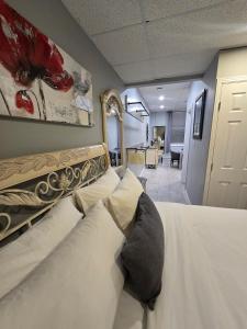 ガティノーにあるCozy Sweet Spacious 7B 10 min to DT Ottawaの枕が置かれたベッドのある寝室 +13枚の写真