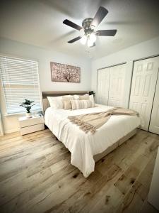 Ένα ή περισσότερα κρεβάτια σε δωμάτιο στο Downtown Historic St Augustine! Quality, Comfort, Hospitality, FUN! putt putt