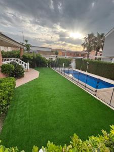 Πισίνα στο ή κοντά στο Chalet en la playa con piscina privada y jardín