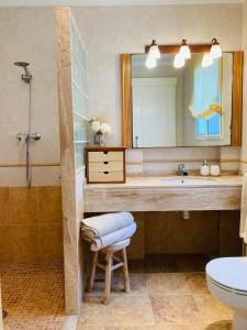 Ένα μπάνιο στο Chalet en la playa con piscina privada y jardín
