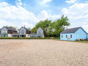 eine Häusergruppe und ein blaues Haus in der Unterkunft 6 person holiday home in Thyholm-By Traum in Thyholm