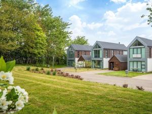 eine Reihe von Häusern mit Auffahrt in der Unterkunft 6 person holiday home in Thyholm-By Traum in Thyholm