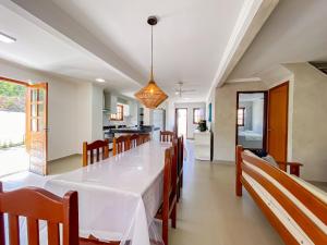 Кухня или мини-кухня в Casas no Residencial Moradas de Israel, com 3 suítes (todas com ar condicionado), internet 300MBPS e área gourmet privativa a aproximadamente 200m da praia de Taperapuã, (Axé Mói)com piscinas, sauna, portaria 24hrs
