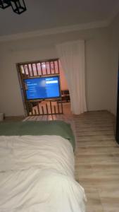 sypialnia z łóżkiem i telewizorem z płaskim ekranem w obiekcie شقه فندقية الخيال w mieście Dżudda +4 zdjęcia