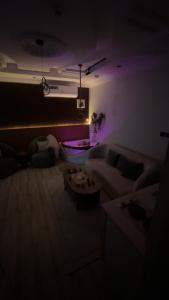 salon z kanapą i stołem w obiekcie شقه فندقية الخيال w mieście Dżudda