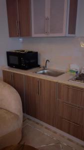 kuchnia ze zlewem i mikrofalówką w obiekcie شقه فندقية الخيال w mieście Dżudda