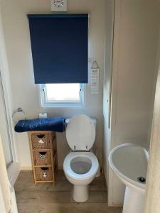 une petite salle de bain avec toilettes et lavabo dans l'établissement Doniford Bay - Holiday Accommodation 20985, à Watchet