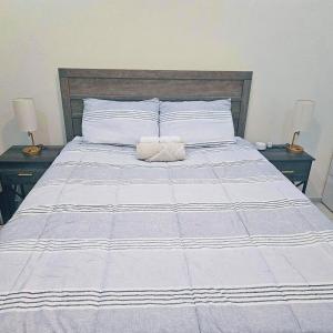 Ένα ή περισσότερα κρεβάτια σε δωμάτιο στο Exquisite Barbados Townhome +10 φωτογραφίες