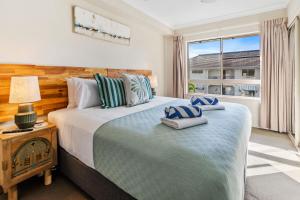 Ένα ή περισσότερα κρεβάτια σε δωμάτιο στο Cairns 2BR Palms Stay Top Floor & Pool View