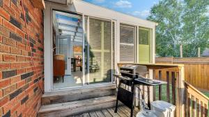 un barbecue sur le porche d'une maison dans l'établissement R&R Heaven Music 4 the Soul See fall colors Hottub, à Campbellford