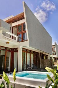 マラウにあるCasa em Taipu de Fora 100m da Praia com Piscinaの正面にプールがある家