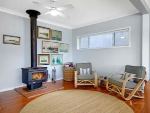 Posezení v ubytování Malua Bay Waterfront Pet Friendly Cottage with WiFi + 16 fotografií