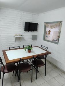 Cette chambre comprend une table et des chaises. dans l'établissement La casona Segunda Usina, à Embalse