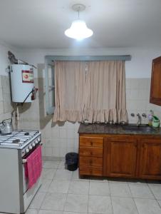 Il comprend une cuisine équipée d'une cuisinière et d'un évier. dans l'établissement La casona Segunda Usina, à Embalse 6 autres photos