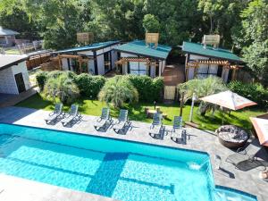 an overhead view of a swimming pool with chairs and a house at Vila Uluwatu 1 in Florianópolis