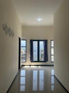 Et tv og/eller underholdning på Villa Jenggala Batu Private Pool 3 Bedroom