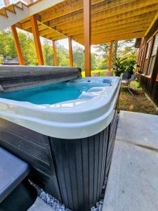Un jacuzzi situado debajo de un pabellón en un patio trasero. en MapleVilla, en Hancock