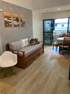 Χώρος καθιστικού στο Apartamento 1 quarto com varanda com vista para o mar