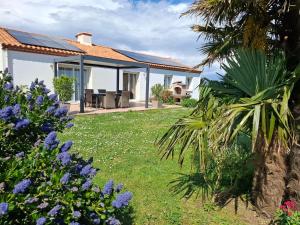Κήπος έξω από το Maison récente à la ferme avec jardin, terrasses, 4 chambres, proche plages et pêche privée - FR-1-426-86