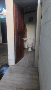 a door leading to a bathroom with a toilet at LA CASA DE DON MATILDE h3 in San Pedro Sula