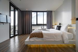シャロンにある2BR Apartment 10 min to sea by IBG Property A406の大きなベッドと大きな窓のある寝室 +86枚の写真