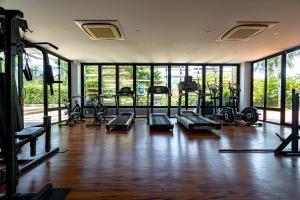 シャロンにある2BR Apartment 10 min to sea by IBG Property A406の窓付きの客室内にトレッドミルとマシンが備わるジムがあります。
