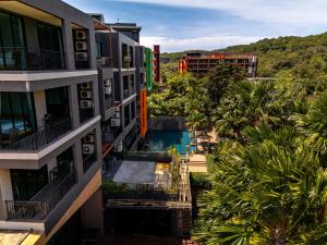 シャロンにある2BR Apartment 10 min to sea by IBG Property A406のプールのあるリゾートの航空写真