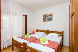 Ένα ή περισσότερα κρεβάτια σε δωμάτιο στο Apartments by the sea Rogoznica - 24889