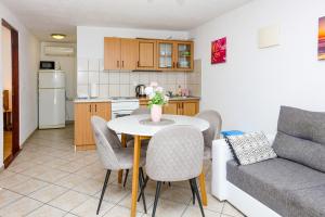 Η κουζίνα ή μικρή κουζίνα στο Apartments by the sea Rogoznica - 24889 +17 φωτογραφίες