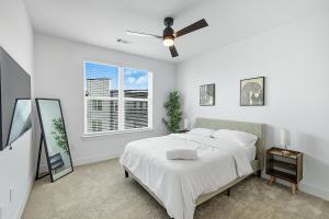 Postel nebo postele na pokoji v ubytování 412 Stylish 2B2B Resort Style Pool & Gym, Golf Simulator, 7M to Dickies Stadium, 15M to AT&T stadium + 18 fotografií