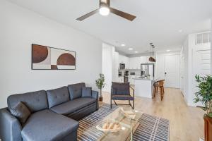 Posezení v ubytování 412 Stylish 2B2B Resort Style Pool & Gym, Golf Simulator, 7M to Dickies Stadium, 15M to AT&T stadium