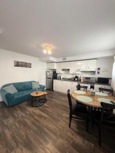 a living room with a couch and a table at Charmant appartement au sous-sol in Longueuil