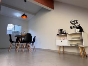 comedor con mesa, sillas y estante en Conforto a 8min da Canção Nova com Garagem, en Cachoeira Paulista 12 fotos más