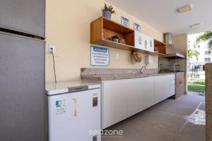 Η κουζίνα ή μικρή κουζίνα στο Condomínio com piscina 850m da Praia do Sul, Ilhéus/BA VGT
