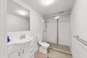 Bilik mandi di Homely Unit Next to North Lakes +10 gambar