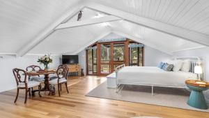 Ένα ή περισσότερα κρεβάτια σε δωμάτιο στο Magpie Loft - The Vintage Holiday House