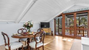 Μια τηλεόραση ή/και κέντρο ψυχαγωγίας στο Magpie Loft - The Vintage Holiday House