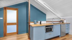 Η κουζίνα ή μικρή κουζίνα στο Magpie Loft - The Vintage Holiday House