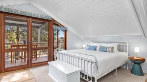 Ένα ή περισσότερα κρεβάτια σε δωμάτιο στο Magpie Loft - The Vintage Holiday House +5 φωτογραφίες