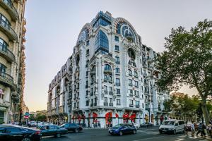 バクーにあるAmazing VIP Apartment MARIOTTの車の通り沿いの大きな白い建物